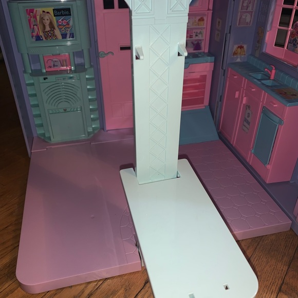 COPY - Barbie Interactive Foldable Townhouse Dollhouse - Picture 6 of 9